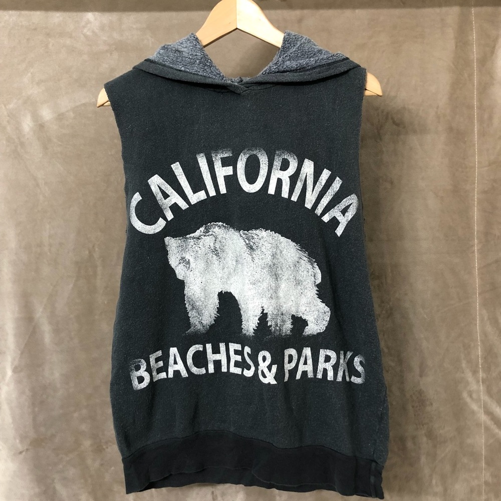 Sleeveless hooded top